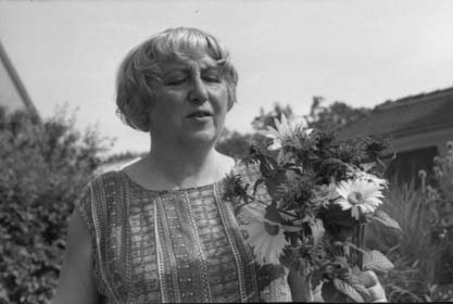 Annemarie Balden-Wolff mit ihren geliebten Blumen